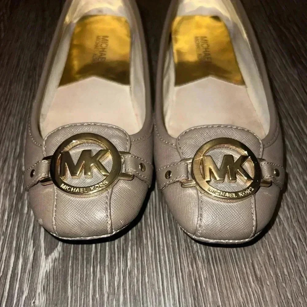 Michael Kors Women’s Fulton faux saffiano leather moccasin. SIZE 6